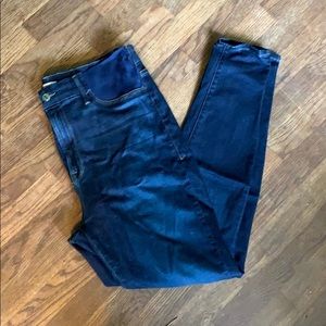 Good American underbelly maternity jeans.
